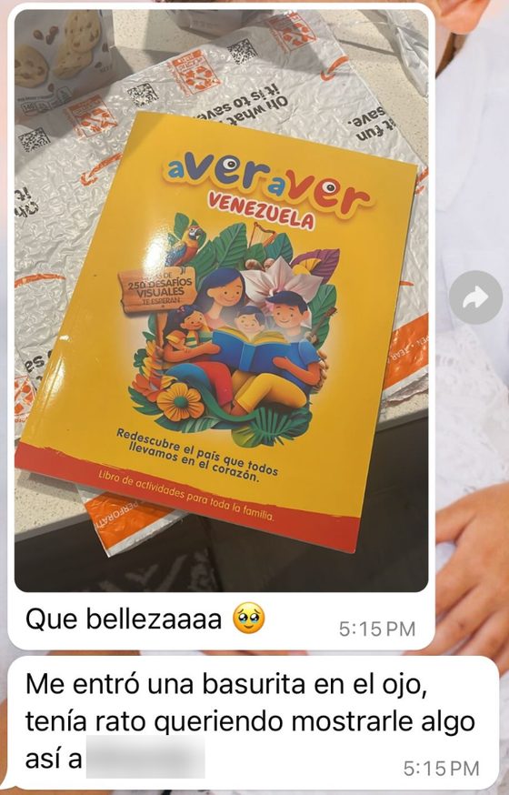 Mensaje de WhatsApp con una foto del libro: «Que bellezaaaa. Me entró una basurita en el ojo, tenía rato queriendo mostrarle algo así a…». El nombre está difuminado.